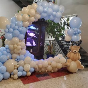 Eleganter Rundbogen mit Teddybären
