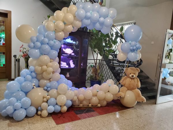 Eleganter Rundbogen mit Teddybären